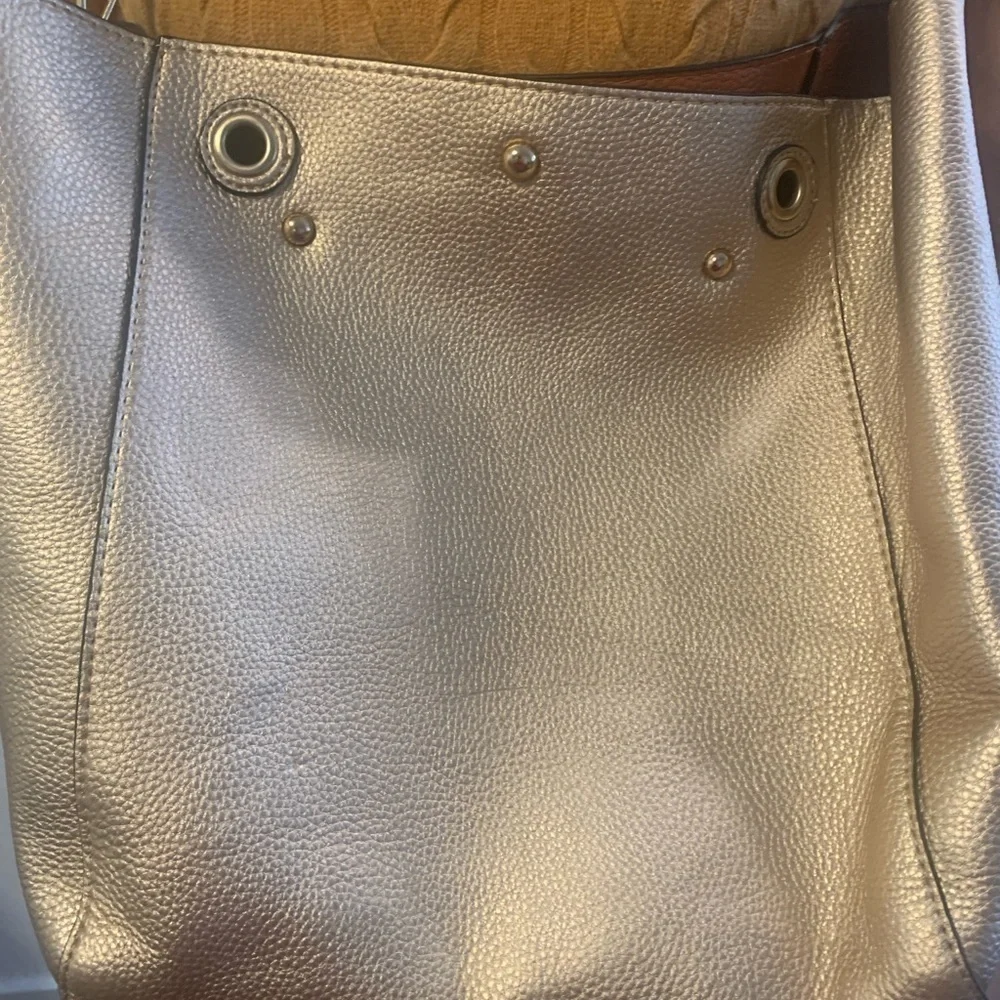Gold Shoulder Bag with Sleek Design
